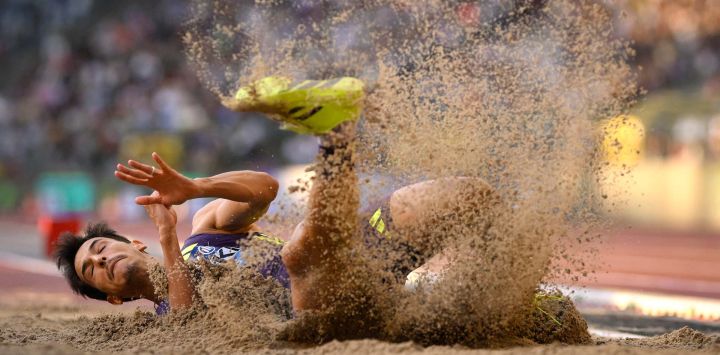 El argelino Yasser Triki compite en el triple salto masculino durante la reunión de atletismo de la Liga Diamante de World Athletics en el Estadio Rey Balduino en Bruselas.