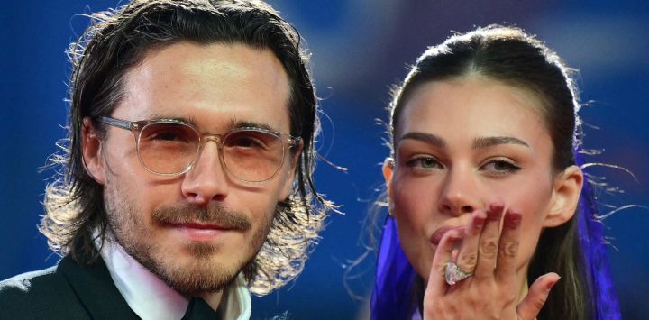 El británico Brooklyn Beckham y la modelo estadounidense Nicola Peltz posan en la alfombra roja durante el 83.º Festival Internacional de Cine de Venecia, en el Lido de Venecia.
