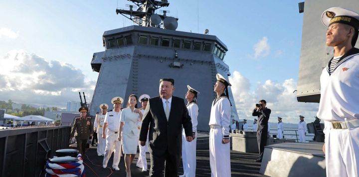 Esta fotografía, tomada y difundida por la Agencia Central de Noticias de Corea del Norte (KCNA), muestra al líder norcoreano Kim Jong Un recorriendo el destructor "Kang Kon" durante la ceremonia de puesta en servicio del buque en el puerto de Wonsan, provincia de Kangwon.