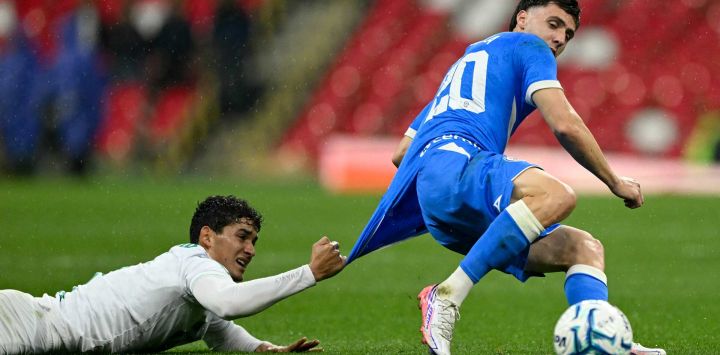 El mediocampista del Santos Salvador Mariscal y el delantero argentino del Cruz Azul José Paradela luchan por la pelota durante el partido de fútbol del torneo Apertura de la Liga MX entre Cruz Azul y Santos, en el estadio Cuauhtémoc de Puebla, México.