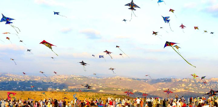 Imagen de personas volando cometas en un festival anual de cometas, en Zrariyeh, en el sur de Líbano.