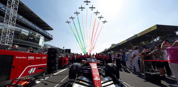 Imagen del escuadrón de acrobacias aéreas italianas Frecce Tricolori sobrevolando el circuito previo al Gran Premio de Italia de Fórmula 1, en el Circuito de Monza, cerca de Milán, Italia.