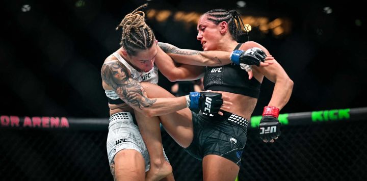 La francesa Delphine Benouaich (derecha) y la argentina Sofía Montenegro luchan durante su combate de artes marciales mixtas (MMA) de peso paja femenino en la quinta edición del Ultimate Fighting Championship (UFC) en el Bercy Accor Arena, en París.