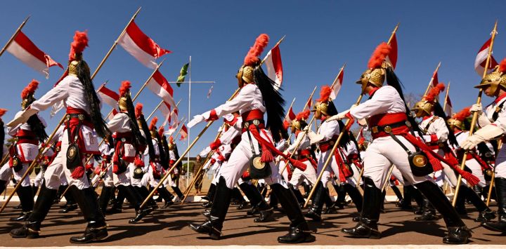 Soldados de la Guardia de Honor brasileña participan en el ensayo del desfile del Día de la Independencia en el cuartel del 1er Regimiento de Caballería de la Guardia (RCG), también conocido como Dragones de la Independencia, en Brasilia. El 1er Regimiento de Caballería de la Guardia (RCG) se fundó en 1808 y su misión principal es custodiar las instalaciones de la Presidencia de Brasil, así como proporcionar una guardia de honor para jefes de Estado extranjeros. Visten un uniforme histórico rojo y blanco diseñado por el artista francés Jean-Baptiste Debret.