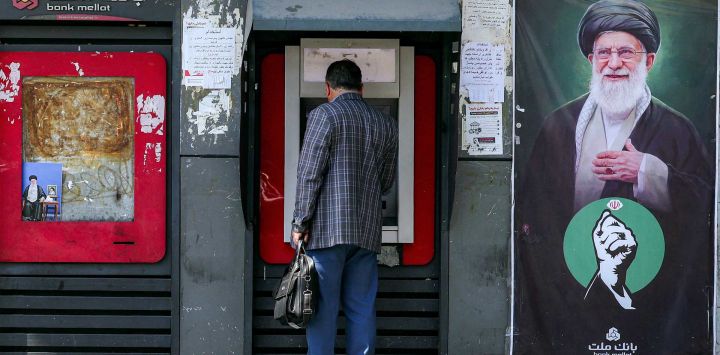 Un hombre utiliza un cajero automático del Banco Mellat en Teherán. El principal negociador de Irán amenazó con una respuesta más contundente ante cualquier nuevo ataque estadounidense, después de que Teherán atacara buques de guerra estadounidenses en su última ronda de enfrentamientos. Los intercambios de disparos, que comenzaron con incursiones estadounidenses la semana pasada, se producen en medio de un punto muerto en la guerra de seis meses entre los dos adversarios.