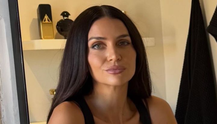 Adiós a los tonos claros: Zaira Nara eligió el color que transforma por completo su living 