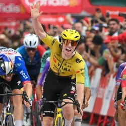 El ciclista británico del equipo Visma-Lease a Bike, Matthew Brennan, celebra su victoria en la 17.ª etapa de la Vuelta a España 2026 —una carrera de 185 km entre Dos Hermanas y Sevilla. | Foto:JORGE GUERRERO / AFP