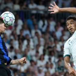 El defensor inglés del Inter de Milán, John Stones, cabecea la pelota ante la presión del centrocampista inglés del Real Madrid, Jude Bellingham, durante el partido de la primera jornada de la fase de grupos de la Liga de Campeones de la UEFA entre el Real Madrid y el Inter de Milán, disputado en el estadio Santiago Bernabéu de Madrid. | Foto:Thomas Coex / AFP