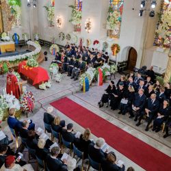 El féretro del rey Harald V de Noruega se encuentra en la catedral mientras la familia real y los invitados permanecen sentados durante el funeral del difunto monarca noruego en la Catedral de Oslo. Harald, fallecido el 28 de agosto de 2026 a los 89 años, recibirá sepultura en la cripta del mausoleo real del castillo de Akershus —una fortaleza medieval con vistas al fiordo de Oslo— tras la ceremonia en la Catedral de Oslo. | Foto:Stian Lysberg Solum / POOL / AFP