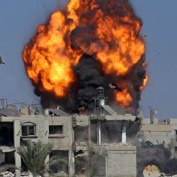 Humo y llamas se elevan tras un ataque israelí contra una vivienda en Jan Yunis, en el sur de la Franja de Gaza. Gaza sigue sumida en una violencia cotidiana, con el ejército israelí y Hamás acusándose mutuamente de violar la tregua vigente desde el 10 de octubre. La guerra ha arrasado extensas zonas del territorio, ha desplazado a la mayor parte de la población al menos una vez y ha dejado a cientos de miles de personas viviendo en tiendas de campaña y refugios temporales. | Foto:BASHAR TALEB / AFP