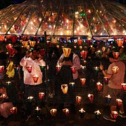 Imagen de personas disfrutando de faroles durante la celebración del Día de los Farolitos, en el departamento de Ahuachapán, El Salvador. | Foto:Xinhua/Alexander Peña