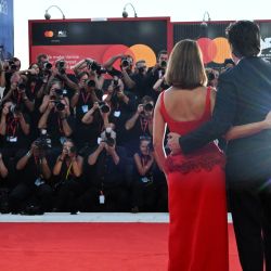La actriz española Penélope Cruz y el actor español Javier Bardem asisten a la alfombra roja de la película "Bunker", presentada a concurso en la 83.ª edición del Festival Internacional de Cine de Venecia, en el Lido de Venecia. | Foto:Tiziana Fabi / AFP