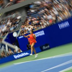 La bielorrusa Aryna Sabalenka devuelve la pelota ante la estadounidense Taylor Townsend durante su partido de octavos de final del cuadro individual femenino, en la octava jornada del torneo de tenis US Open, en el USTA Billie Jean King National Tennis Center de Nueva York. | Foto:TIMOTHY A. CLARY / AFP
