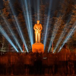 Personas se reúnen para rendir homenaje al fallecido líder comunista Mao Zedong en la Plaza de la Estatua de Bronce de Shaoshan, en la provincia central china de Hunan, un día antes del 50.º aniversario de su muerte. | Foto:Hector Retamal / AFP