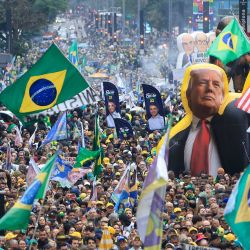 Se observa un globo gigante que representa al presidente de Estados Unidos, Donald Trump, sosteniendo al presidente de Brasil, Luiz Inácio Lula da Silva, mientras partidarios del candidato presidencial brasileño Flavio Bolsonaro, del Partido Liberal (PL), participan en un mitin durante el desfile del Día de la Independencia en la Avenida Paulista de São Paulo, Brasil. Brasil celebrará elecciones presidenciales el 4 de octubre de 2026. | Foto:MIGUEL SCHINCARIOL / AFP