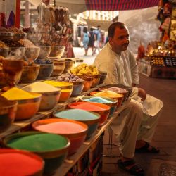 Un vendedor de especias se sienta en su tienda en el antiguo zoco de Dubai. | Foto:FADEL SENNA / AFP