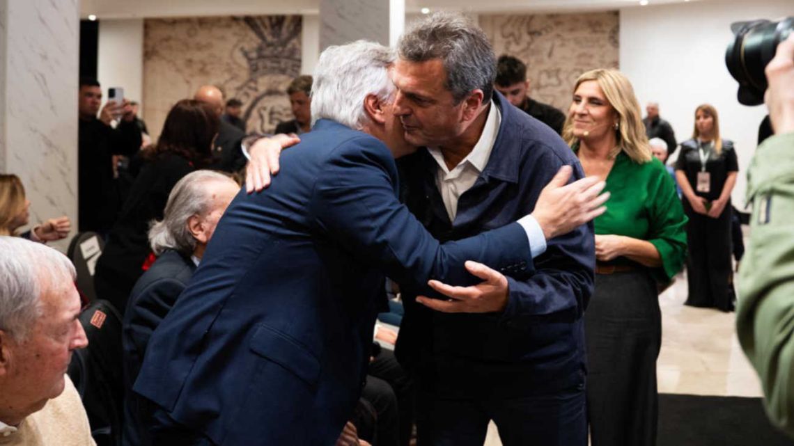 De la Sota volvió a unir al peronismo: Llaryora, Schiaretti, Massa y hasta el empresario Brito juntos, aunque hubo un faltazo llamativo De la Sota volvió a unir al peronismo: Llaryora, Schiaretti, Massa y hasta el empresario Brito juntos, aunque hubo un faltazo llamativo