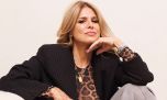 Flavia Palmiero brilló al combinar tres tendencias en un look: lencero, plumas y chaqueta napoleónica