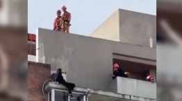 Caballito: Una mujer en la cornisa de un edificio de amenaza con saltar al vacío.