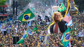 Se observa un globo gigante que representa al presidente de Estados Unidos, Donald Trump, sosteniendo al presidente de Brasil, Luiz Inácio Lula da Silva, mientras partidarios del candidato presidencial brasileño Flavio Bolsonaro, del Partido Liberal (PL), participan en un mitin durante el desfile del Día de la Independencia en la Avenida Paulista de São Paulo, Brasil. Brasil celebrará elecciones presidenciales el 4 de octubre de 2026.
