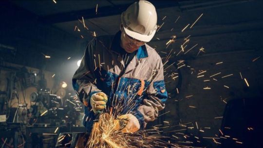 La actividad industrial no encuentra piso: cayó 4,9% y profundiza la contracción del sector