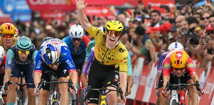 El ciclista británico del equipo Visma-Lease a Bike, Matthew Brennan, celebra su victoria en la 17.ª etapa de la Vuelta a España 2026 —una carrera de 185 km entre Dos Hermanas y Sevilla.