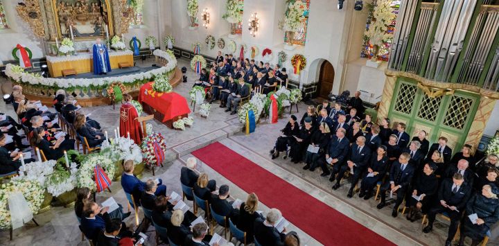 El féretro del rey Harald V de Noruega se encuentra en la catedral mientras la familia real y los invitados permanecen sentados durante el funeral del difunto monarca noruego en la Catedral de Oslo. Harald, fallecido el 28 de agosto de 2026 a los 89 años, recibirá sepultura en la cripta del mausoleo real del castillo de Akershus —una fortaleza medieval con vistas al fiordo de Oslo— tras la ceremonia en la Catedral de Oslo.