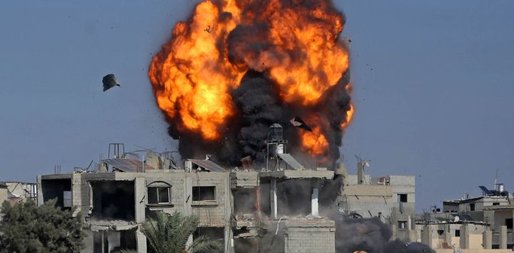Humo y llamas se elevan tras un ataque israelí contra una vivienda en Jan Yunis, en el sur de la Franja de Gaza. Gaza sigue sumida en una violencia cotidiana, con el ejército israelí y Hamás acusándose mutuamente de violar la tregua vigente desde el 10 de octubre. La guerra ha arrasado extensas zonas del territorio, ha desplazado a la mayor parte de la población al menos una vez y ha dejado a cientos de miles de personas viviendo en tiendas de campaña y refugios temporales.