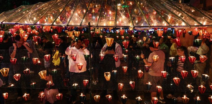 Imagen de personas disfrutando de faroles durante la celebración del Día de los Farolitos, en el departamento de Ahuachapán, El Salvador.
