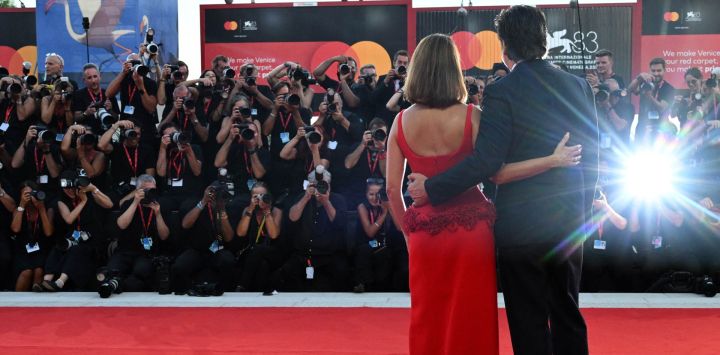 La actriz española Penélope Cruz y el actor español Javier Bardem asisten a la alfombra roja de la película "Bunker", presentada a concurso en la 83.ª edición del Festival Internacional de Cine de Venecia, en el Lido de Venecia.