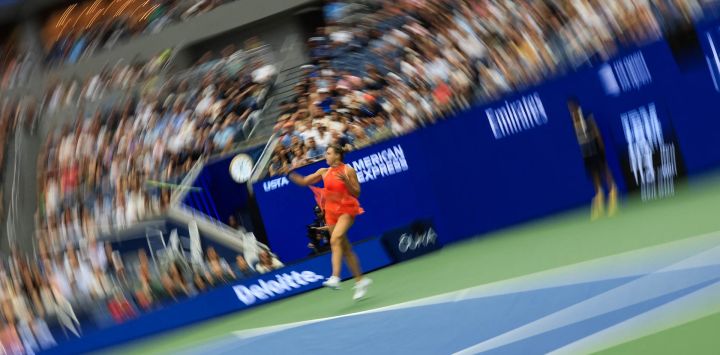 La bielorrusa Aryna Sabalenka devuelve la pelota ante la estadounidense Taylor Townsend durante su partido de octavos de final del cuadro individual femenino, en la octava jornada del torneo de tenis US Open, en el USTA Billie Jean King National Tennis Center de Nueva York.