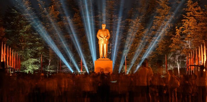 Personas se reúnen para rendir homenaje al fallecido líder comunista Mao Zedong en la Plaza de la Estatua de Bronce de Shaoshan, en la provincia central china de Hunan, un día antes del 50.º aniversario de su muerte.