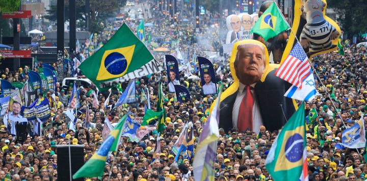Se observa un globo gigante que representa al presidente de Estados Unidos, Donald Trump, sosteniendo al presidente de Brasil, Luiz Inácio Lula da Silva, mientras partidarios del candidato presidencial brasileño Flavio Bolsonaro, del Partido Liberal (PL), participan en un mitin durante el desfile del Día de la Independencia en la Avenida Paulista de São Paulo, Brasil. Brasil celebrará elecciones presidenciales el 4 de octubre de 2026.