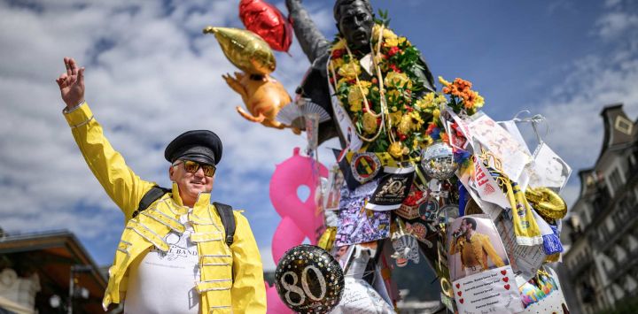 Un fan posa junto a la icónica estatua de Freddie Mercury que domina el lago Lemán durante el «Montreux Freddie Day», con motivo del 80.º aniversario del nacimiento del líder de Queen, en Montreux, Suiza.