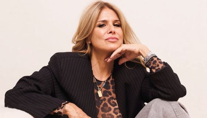 Flavia Palmiero brilló al combinar tres tendencias en un look: lencero, plumas y chaqueta napoleónica