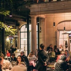 Casa Cavia recibe la primavera con flores, gastronomía, coctelería, vinos y música en vivo.