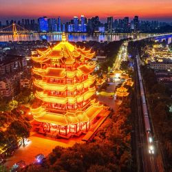 Imagen tomada con un dron del área escénica de la Torre de la Grulla Amarilla al atardecer, en Wuhan, en la provincia de Hubei, en el centro de China. | Foto:Xinhua/Xiao Yijiu