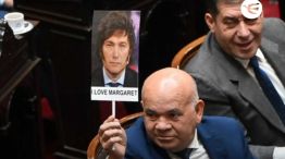 Aldo Leiva mostró un cartel con Javier Milei y la frase I love Margaret 09092026