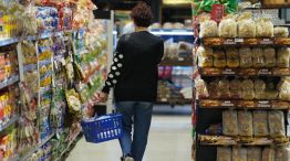 Mujer en supermercado, deuda de los cordobeses