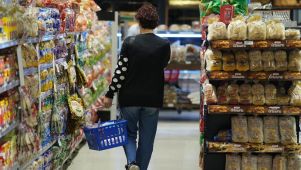 Mujer en supermercado, deuda de los cordobeses
