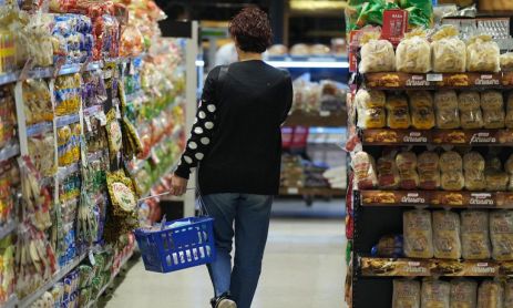 Mujer en supermercado, deuda de los cordobeses