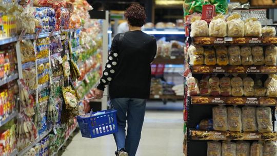 Mujer en supermercado, deuda de los cordobeses