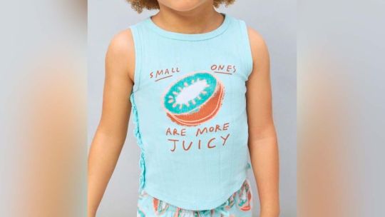 “Chiquitas son más jugosas”: la polémica remera infantil que retiró El Corte Inglés por hipersexualicación 