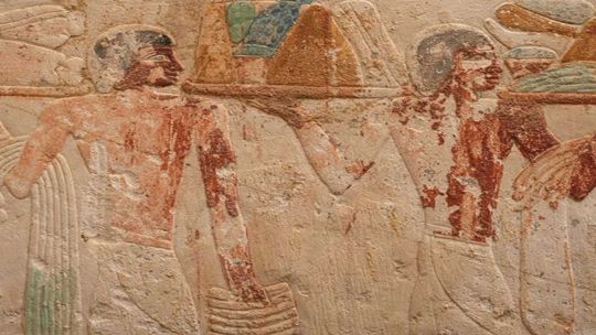 Hallazgo arqueológico en Saqqara: descubren una inédita tumba faraónica de 4.300 años con dos capillas y relieves excepcionales