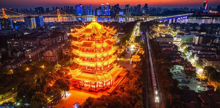 Imagen tomada con un dron del área escénica de la Torre de la Grulla Amarilla al atardecer, en Wuhan, en la provincia de Hubei, en el centro de China.
