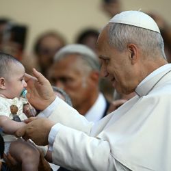 El papa León XIV bendice a un niño a su llegada para celebrar la Natividad de la Santísima Virgen María en la Basílica de Nuestra Señora del Buen Consejo, en Genazzano, cerca de Roma. | Foto:Filippo Monteforte / AFP