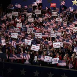 El presidente de Estados Unidos, Donald Trump, interviene durante la convención nacional republicana de mitad de mandato en el American Airlines Center de Dallas, Texas. | Foto:Blake Fagan / AFP