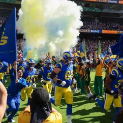 Los jugadores de Los Angeles Rams ingresan al campo durante el partido de la NFL entre Los Angeles Rams y San Francisco 49ers en el Melbourne Cricket Ground (MCG) en Melbourne. | Foto:Martin Keep / AFP