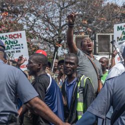 Un manifestante del grupo contra la inmigración ilegal «March and March Movement» corea consignas dirigidas a ciudadanos extranjeros durante una protesta en Durban. El grupo exige medidas más contundentes contra la inmigración ilegal y la deportación de extranjeros indocumentados. Refugiados con documentación legal procedentes de la República Democrática del Congo, Burundi y Ruanda llevan unos cuatro meses viviendo en la calle tras huir de comunidades donde, según afirman, sufrieron hostilidad, amenazas e intimidación. | Foto:RAJESH JANTILAL / AFP