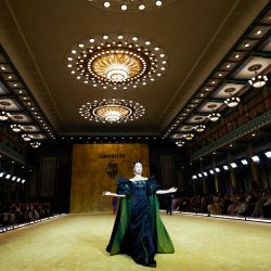 Una modelo presenta una creación de la más reciente colección de Alta Costura del diseñador chino, Laurence Xu, durante la ceremonia de apertura de la Semana de la Moda de Beijing Primavera/Verano 2027, en Beijing, capital de China. | Foto:Xinhua/Gao Jing